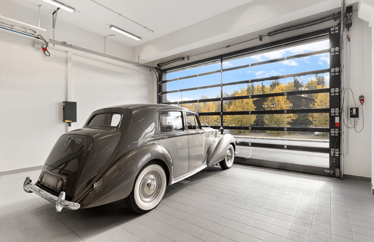 Bentley bil i en garasje, med stor gjennomsiktig industriport